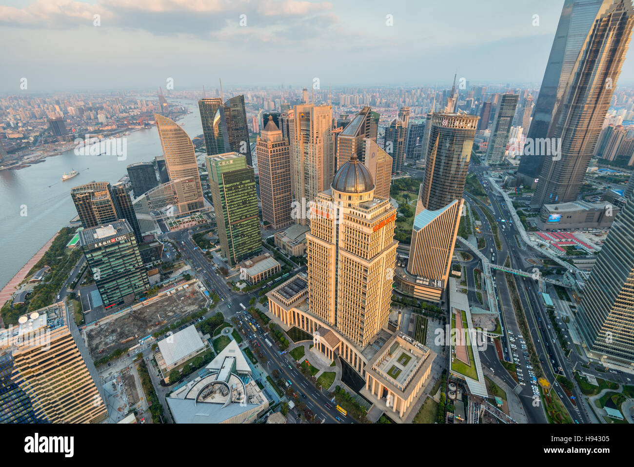 Weitwinkel Blick vom Oriental Pearl TV Tower in Shanghai Stadtbild beiseite den Huangpu-Fluss bei Sonnenuntergang, China. Stockfoto