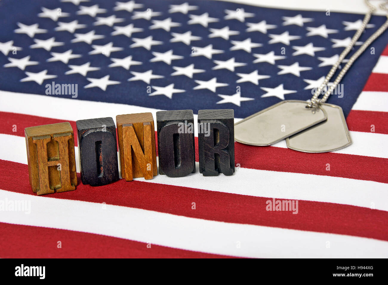 Vintage Buchdruck Art und militärische Hundemarke auf amerikanische Flagge zu Ehren Stockfoto