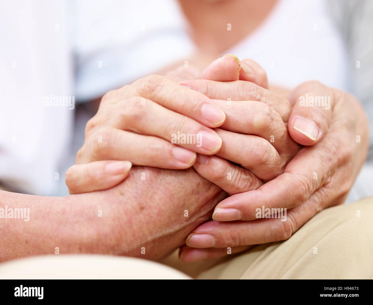 Nahaufnahme der Hände ein älteres Paar hielt zusammen, Konzept für Liebe, Hilfe, Trost und trösten Stockfoto
