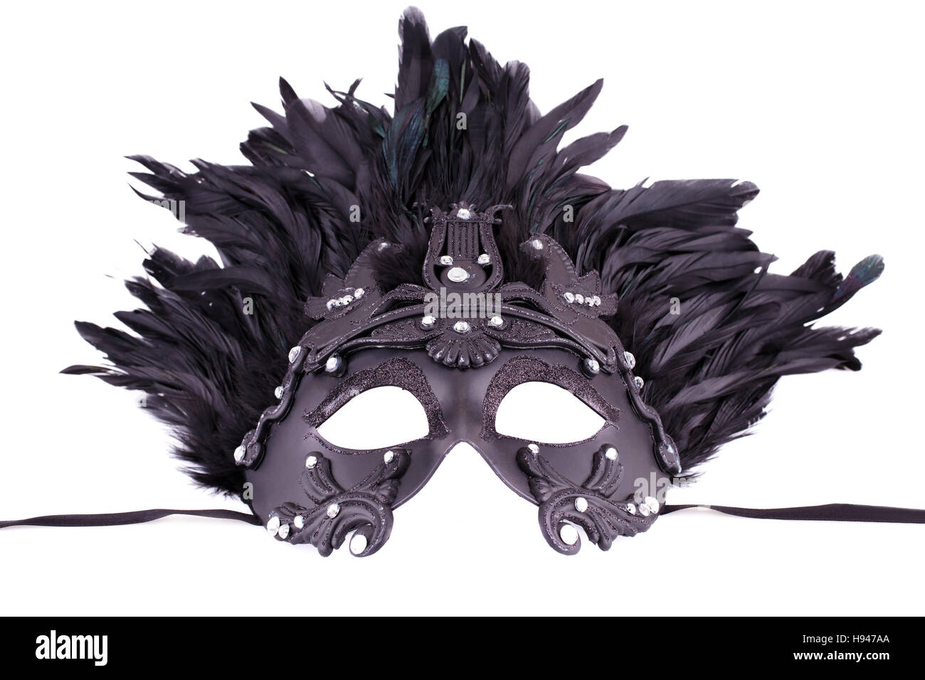 Karnevalsmaske mit Federn isoliert auf weißem Hintergrund. Stockfoto