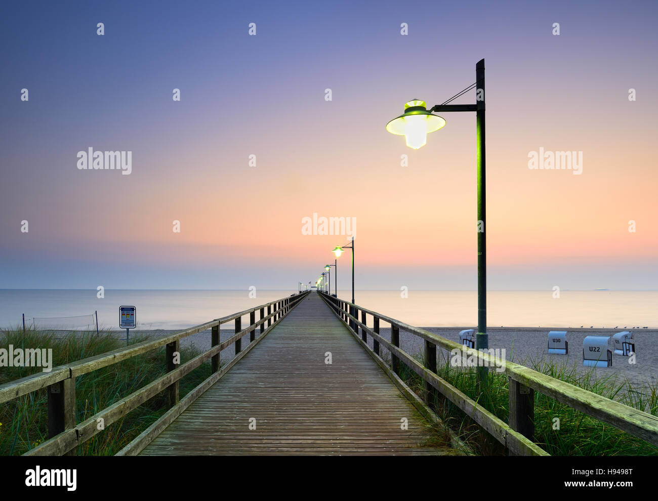 Pier am Strand, Sonnenaufgang, Bansin, Usedom, Mecklenburg-Western Pomerania, Deutschland Stockfoto