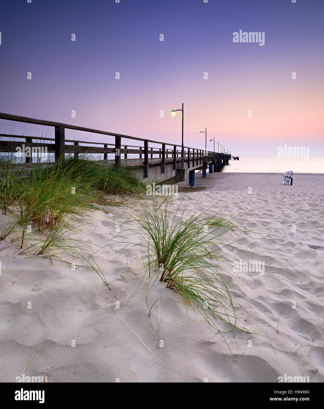 Pier am Strand, Sonnenaufgang, Bansin, Usedom, Mecklenburg-Western Pomerania, Deutschland Stockfoto