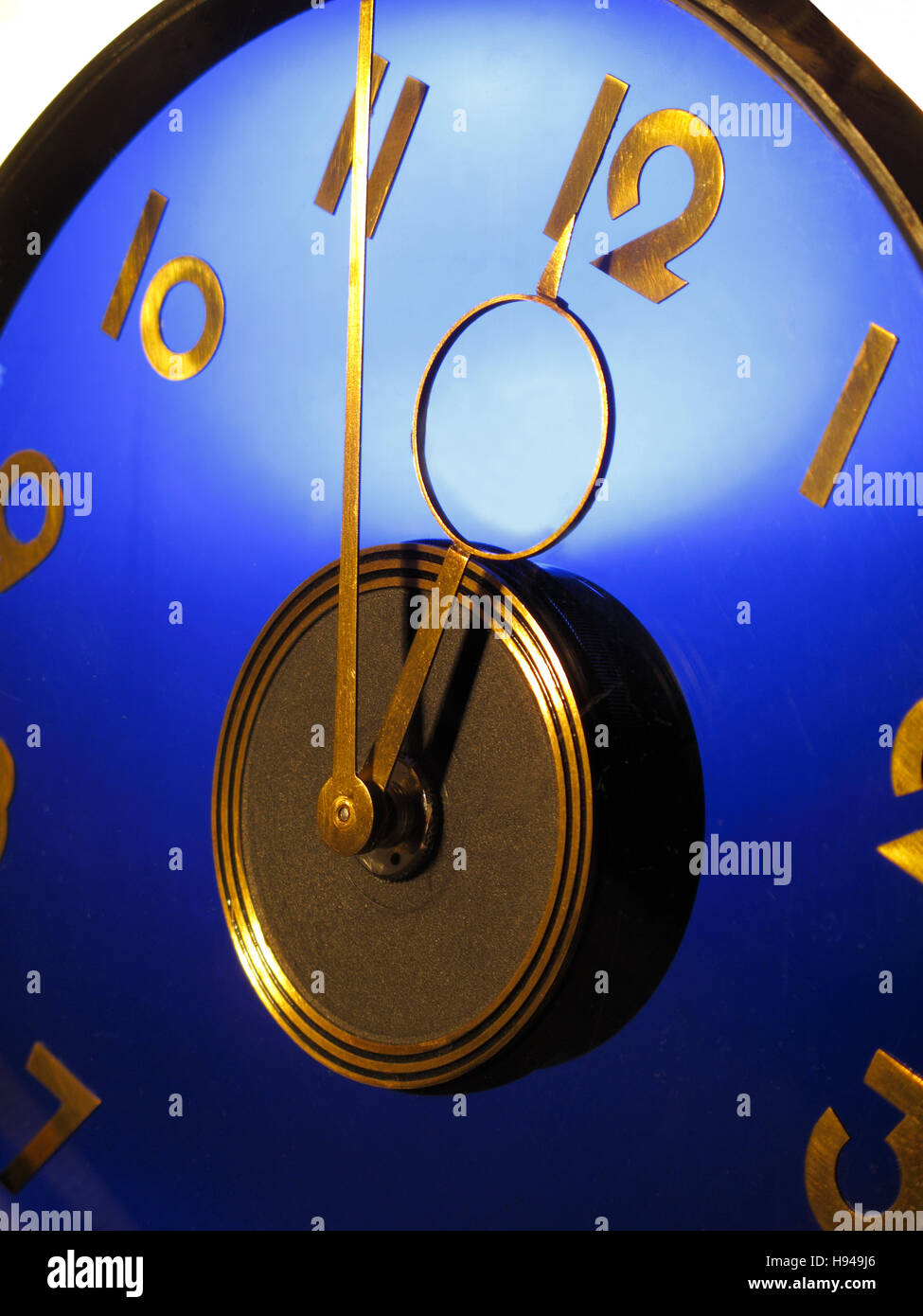 Uhr zeigt fünf vor zwölf Stockfoto