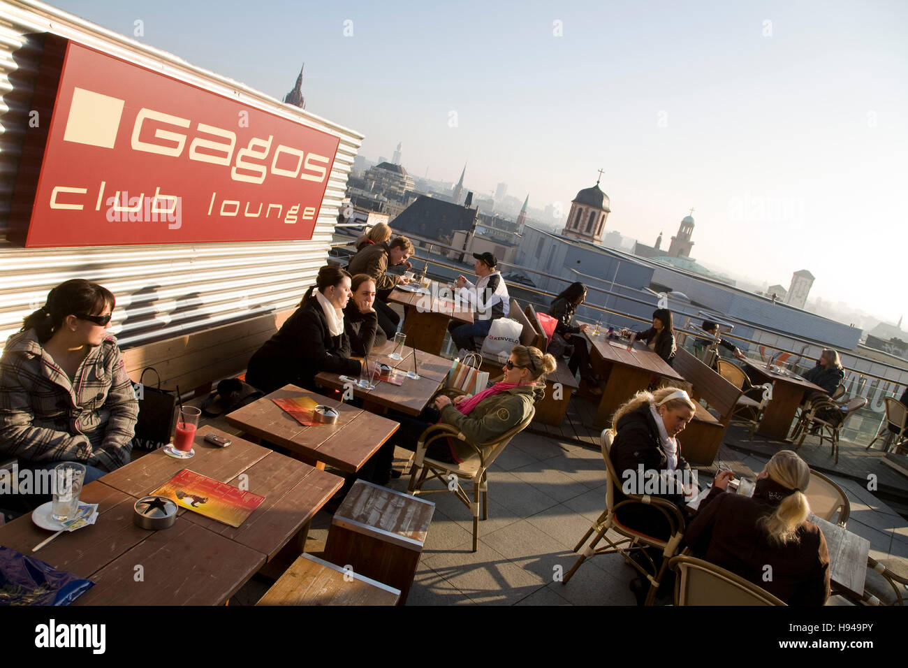 Roof Garden des Gagos Club Lounge Restaurant, Gäste, Einkaufszentrum Zeilgalerie, Frankfurt, Hessen, Deutschland Stockfoto