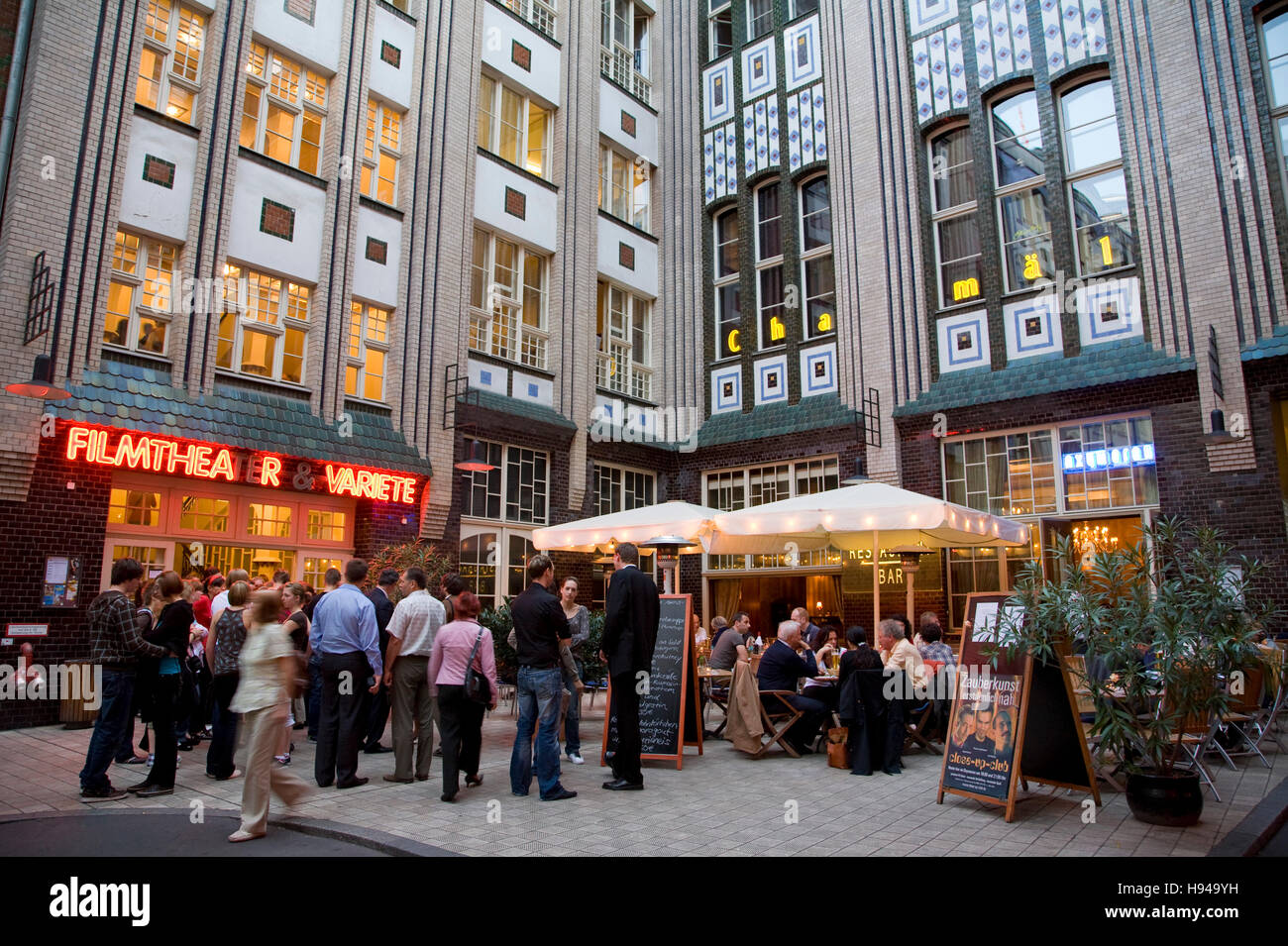 Menschen vor Restaurant, Kino, Varieté, Hackesche Hoefe, Berlin, Deutschland Stockfoto