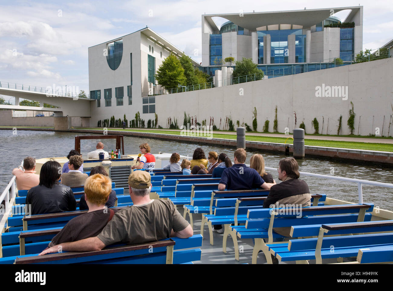 Ausflugsschiff auf der Spree vor dem Bundeskanzleramt, Bundeskanzleramt,  Regierungsgebäude, Schifffahrt, Berlin Stockfotografie - Alamy