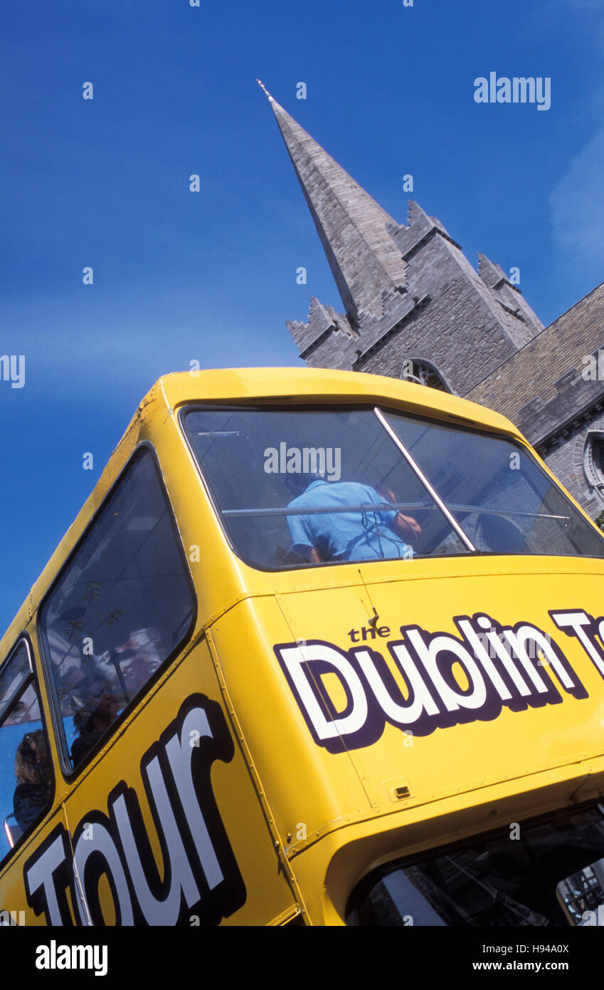 Touristen in einem Bus vor St. Patricks Kathedrale, Stadtrundfahrt, Bustour, Kirche, Dublin, Irland Stockfoto