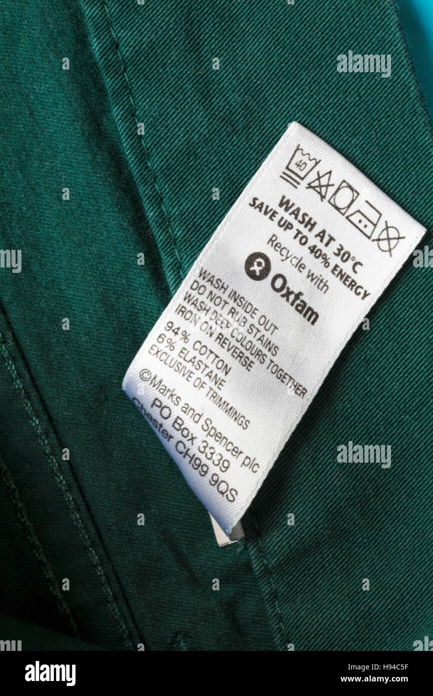 Recyceln mit Oxfam Label in Marks and Spencer Damenhose - Pflege Waschen Symbole und Anweisungen Stockfoto