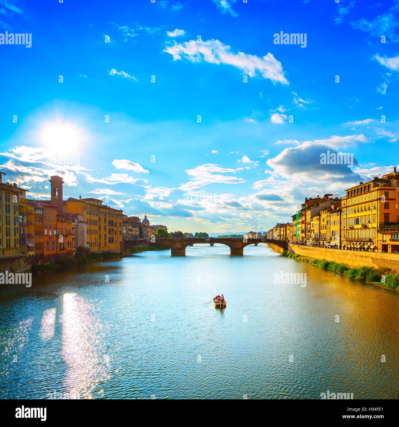 Florenz oder Firenze, Ponte Santa Trinita mittelalterliche Brücke Wahrzeichen am Fluss Arno und ein Boot, Sonnenuntergang Landschaft. Toskana, Italien. Stockfoto