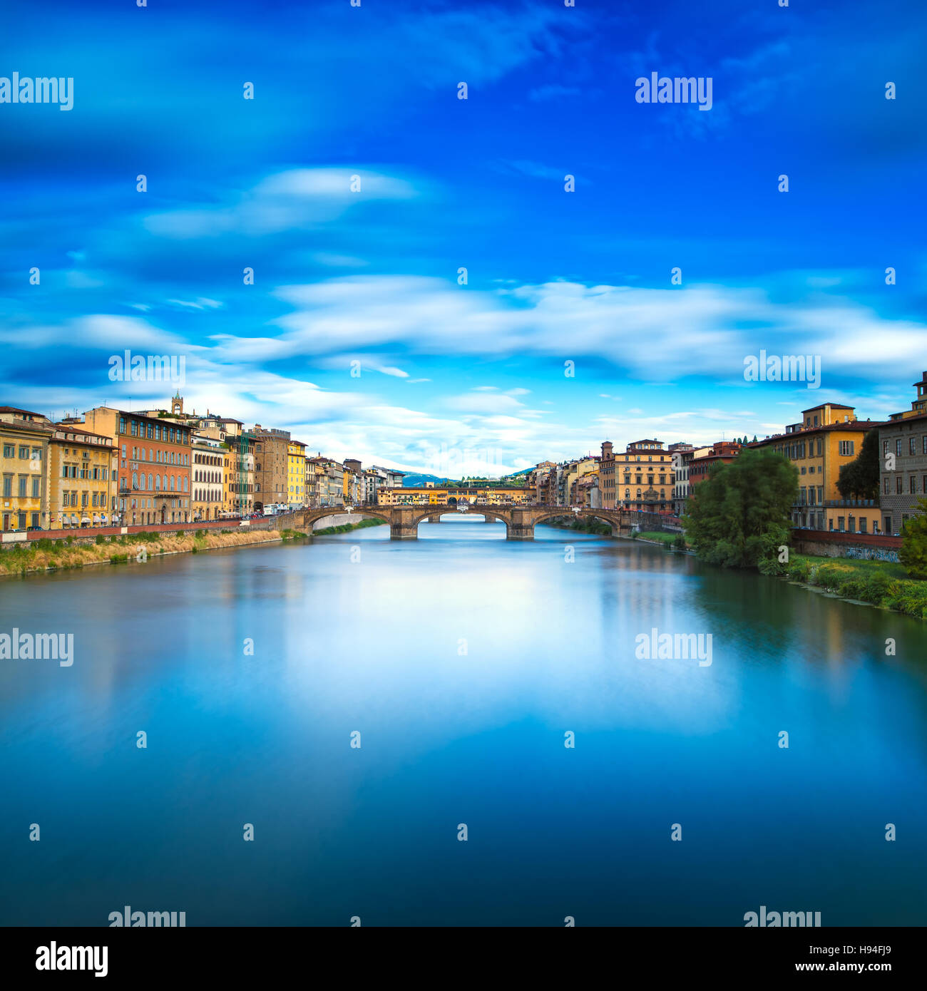 Florenz oder Firenze, Santa Trinita und alte Brücke Wahrzeichen am Fluss Arno, Sonnenuntergang Landschaft mit Reflexion. Toskana, Italien. Langzeitbelichtung. Stockfoto