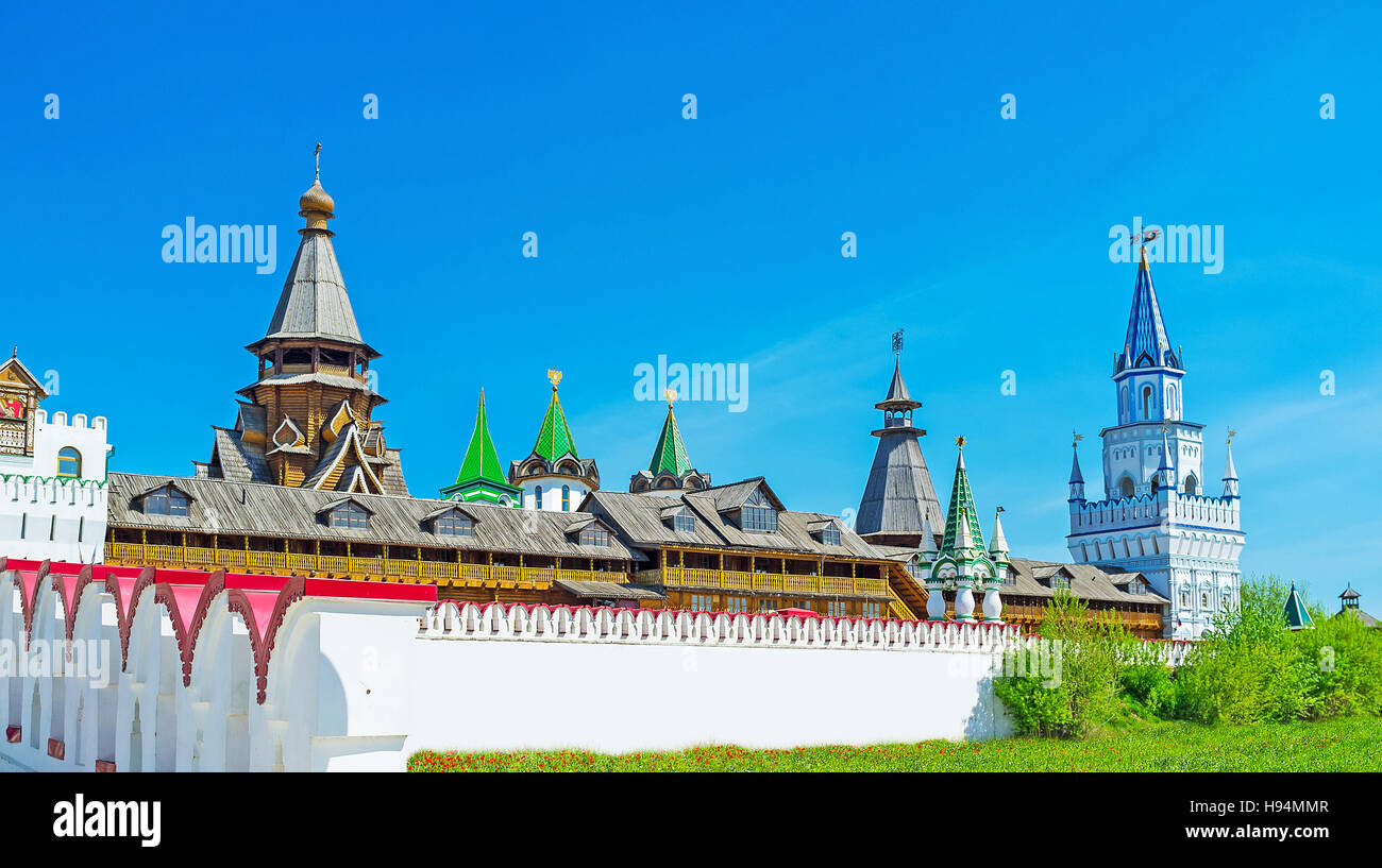 Entdecken Sie den Kulturkomplex Izmailovsky Kreml mit verschiedenen Museen, Handwerk Zentren, Souvenirläden, Werkstätten und größte Woden Kirche Stockfoto