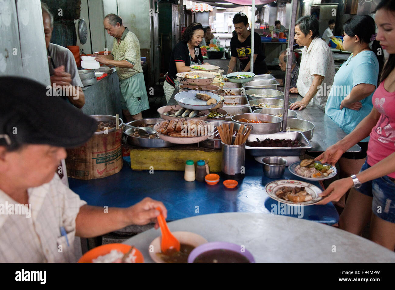 Kuala Lumpur hat eine vielfältige Kultur der Straße Aromen. Viele Touristen bevorzugen, auf der Straße zu Speisen. Stockfoto