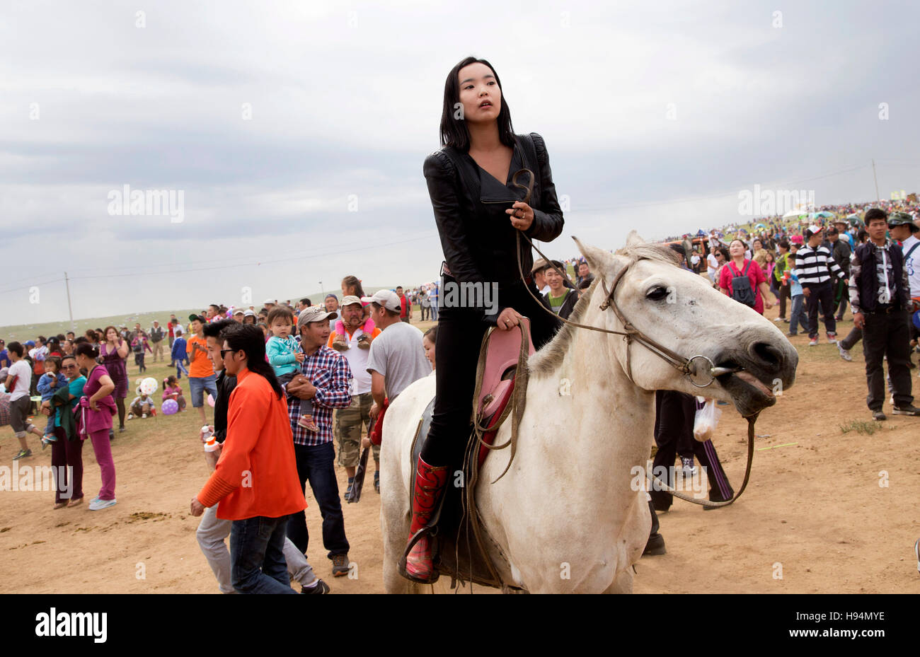 Mongolische Frau folgt das Pferderennen, die in der Stadt Ulan Bator statt. Stockfoto