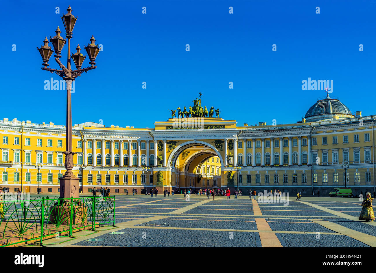 Der Schlossplatz ist umgeben von historischen Sehenswürdigkeiten und die schönsten Squres in Russland benannt werden könnte Stockfoto