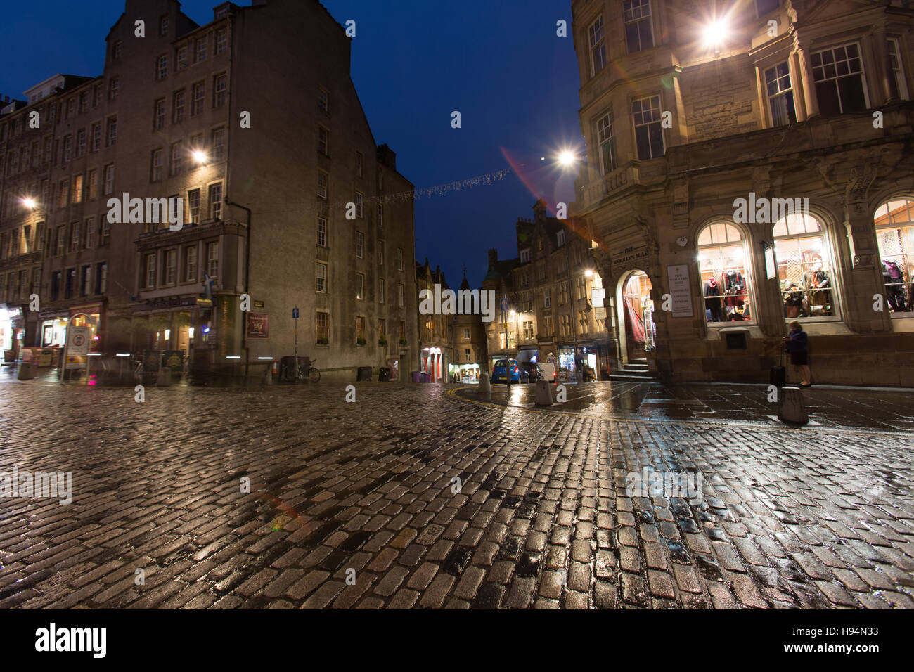 City of Edinburgh, Schottland. Nachtansicht von Geschäften und Fassaden an der Kreuzung der High Street und Cockburn Street. Stockfoto