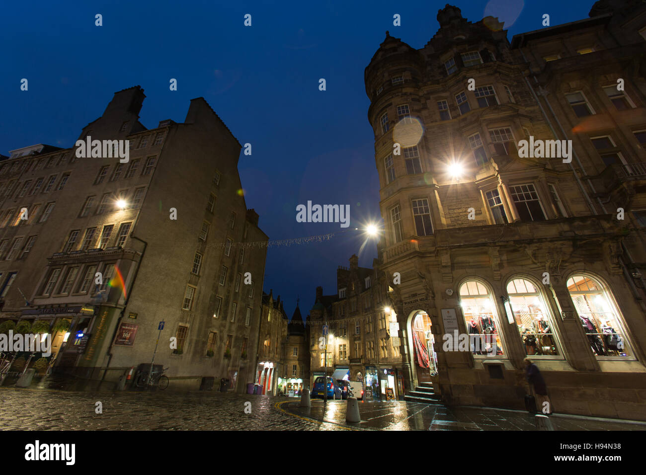 City of Edinburgh, Schottland. Nachtansicht von Geschäften und Fassaden an der Kreuzung der High Street und Cockburn Street. Stockfoto