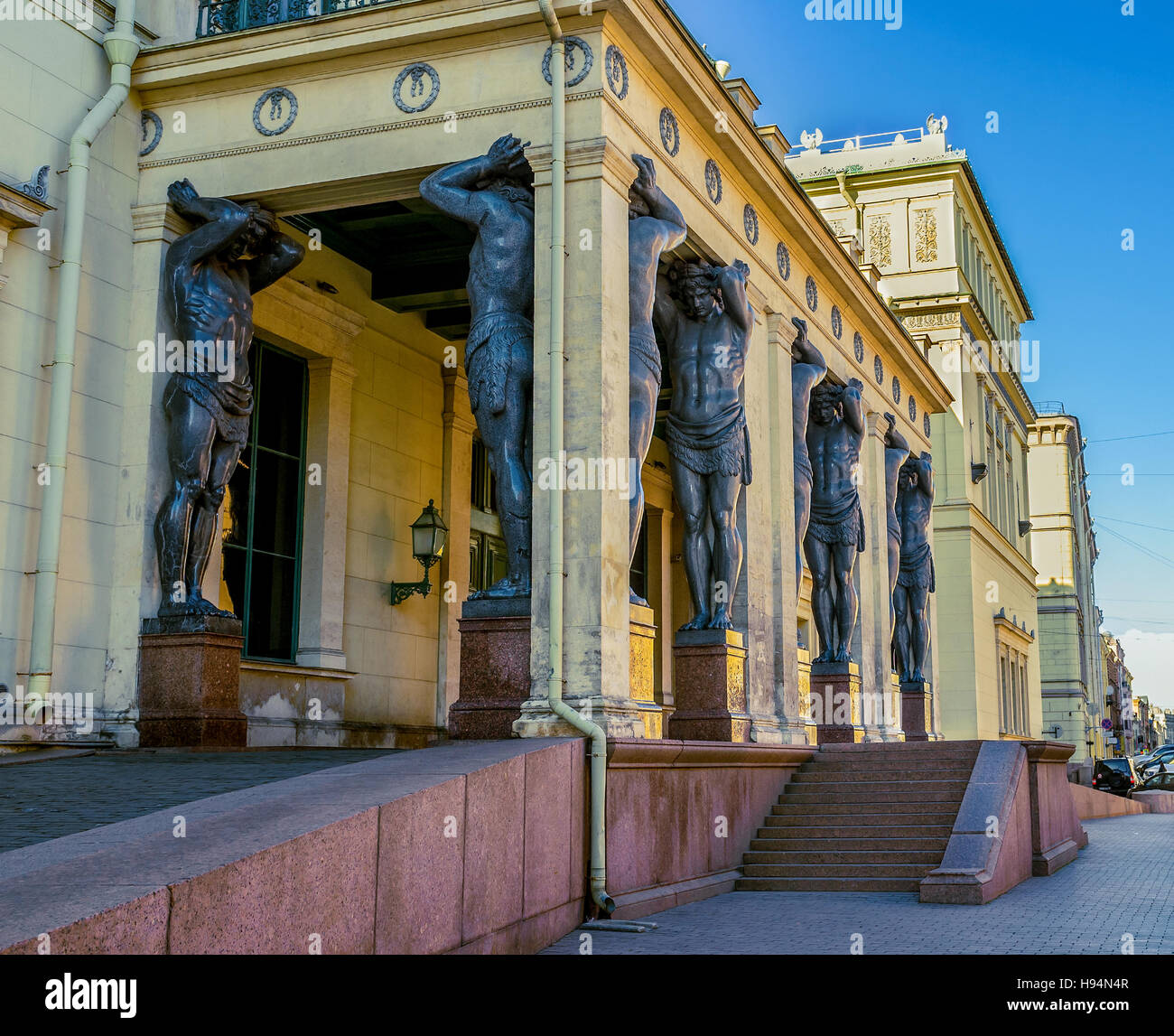 Die Portikus der neue Eremitage mit Atlantes sind das bekannteste