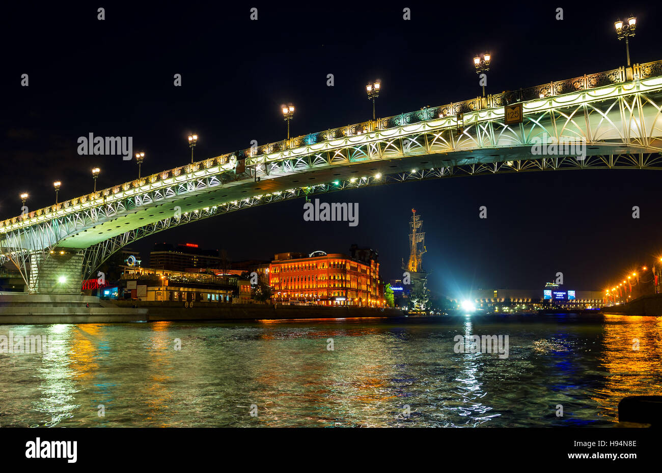 Die Patriarshy Brücke in hellen Lichtern mit dem Blick auf Böschung Bolotny Insel mit dem Denkmal für Peter den großen, Moskau, Russland. Stockfoto