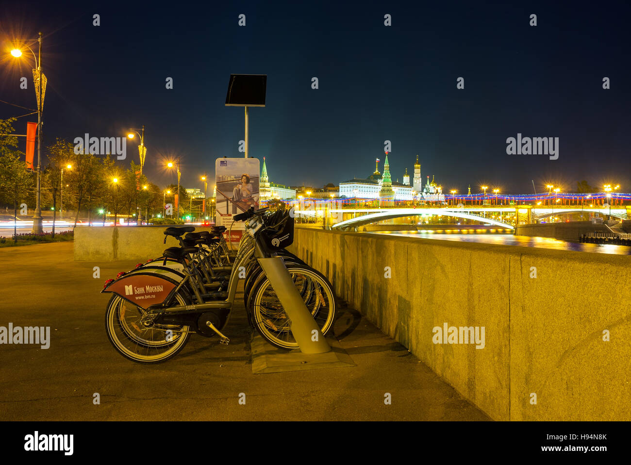 Die kommunale Fahrräder am Prechistenskaya Ufer des Moskwa-Flusses mit dem größeren Steinbrücke und Kreml auf dem Hintergrund Stockfoto