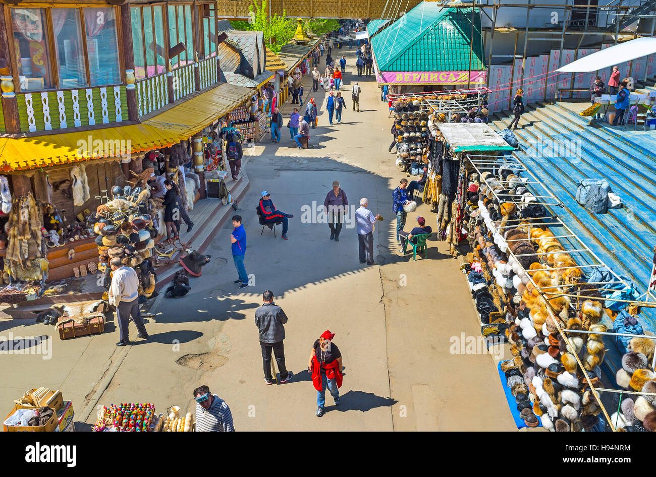 Die Zeile der Izmailovsky Markt mit Ständen, die verschiedenen Pelzmützen, beliebt bei Touristen Stockfoto