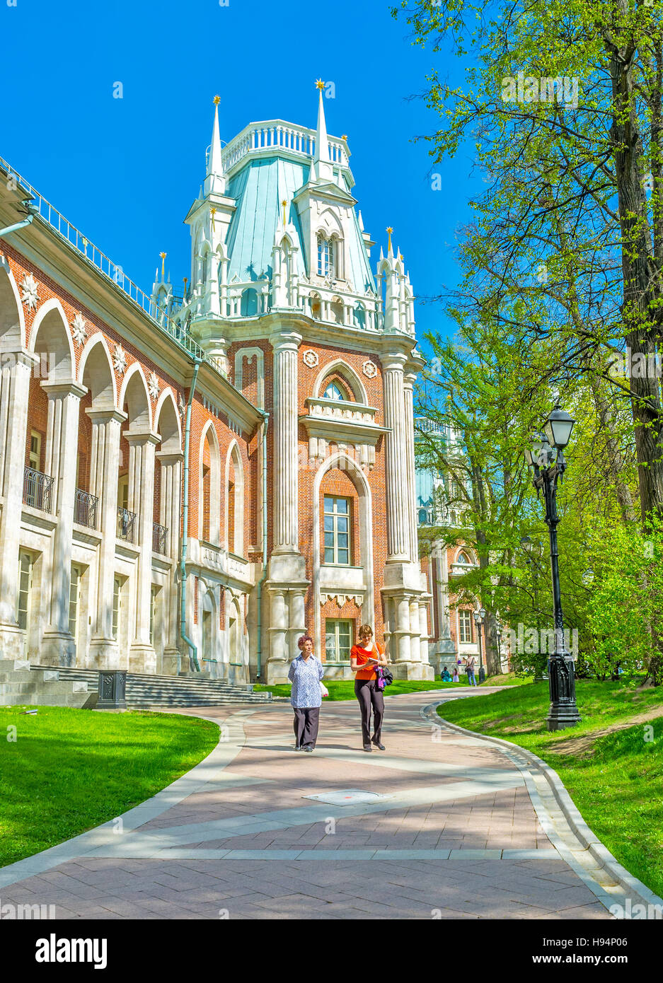 Der gotische Turm des Grand Palace der kaiserlichen Residenz in Zarizyno, umgeben von schattigen Bäumen Stockfoto