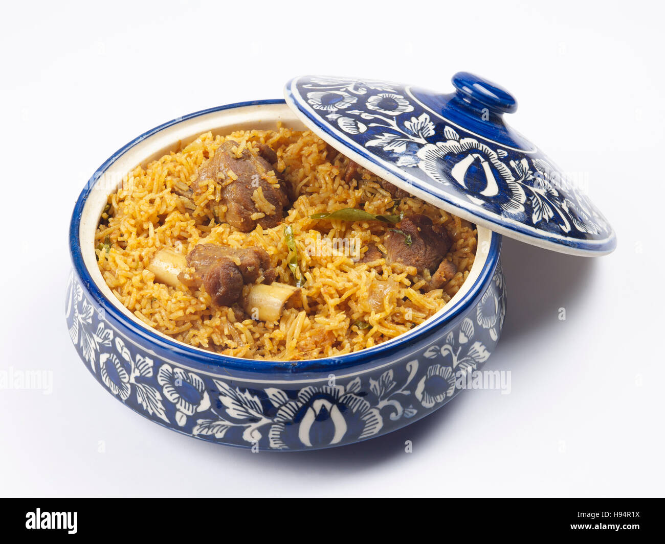 Hammelbiryani in einer Schüssel auf weißem Hintergrund serviert Stockfoto