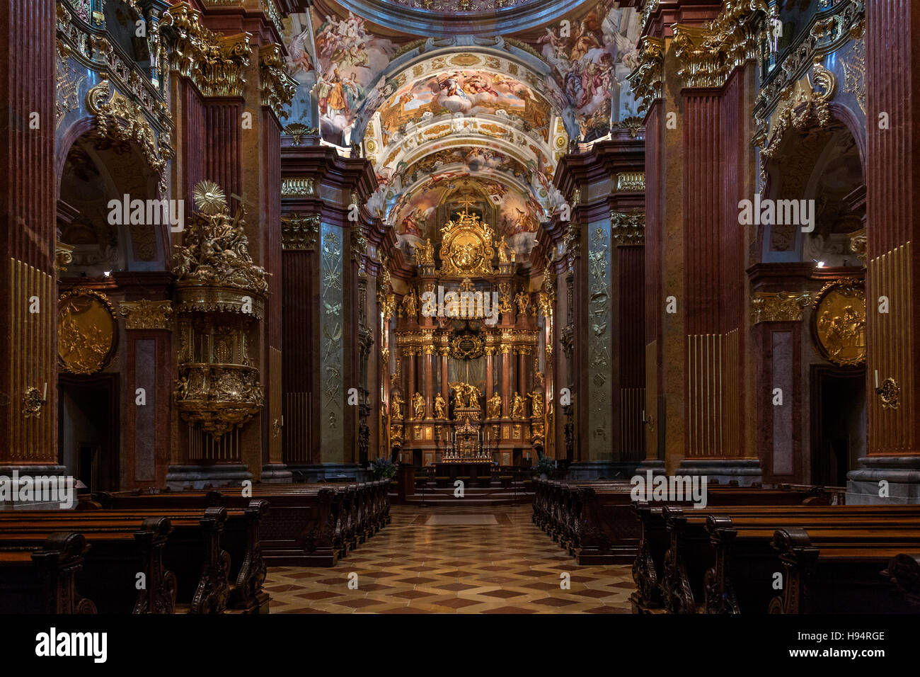 Der Hochaltar in der Kirche in Melk Abbey - eine barocke Benediktinerkloster in Melk, Österreich Stockfoto