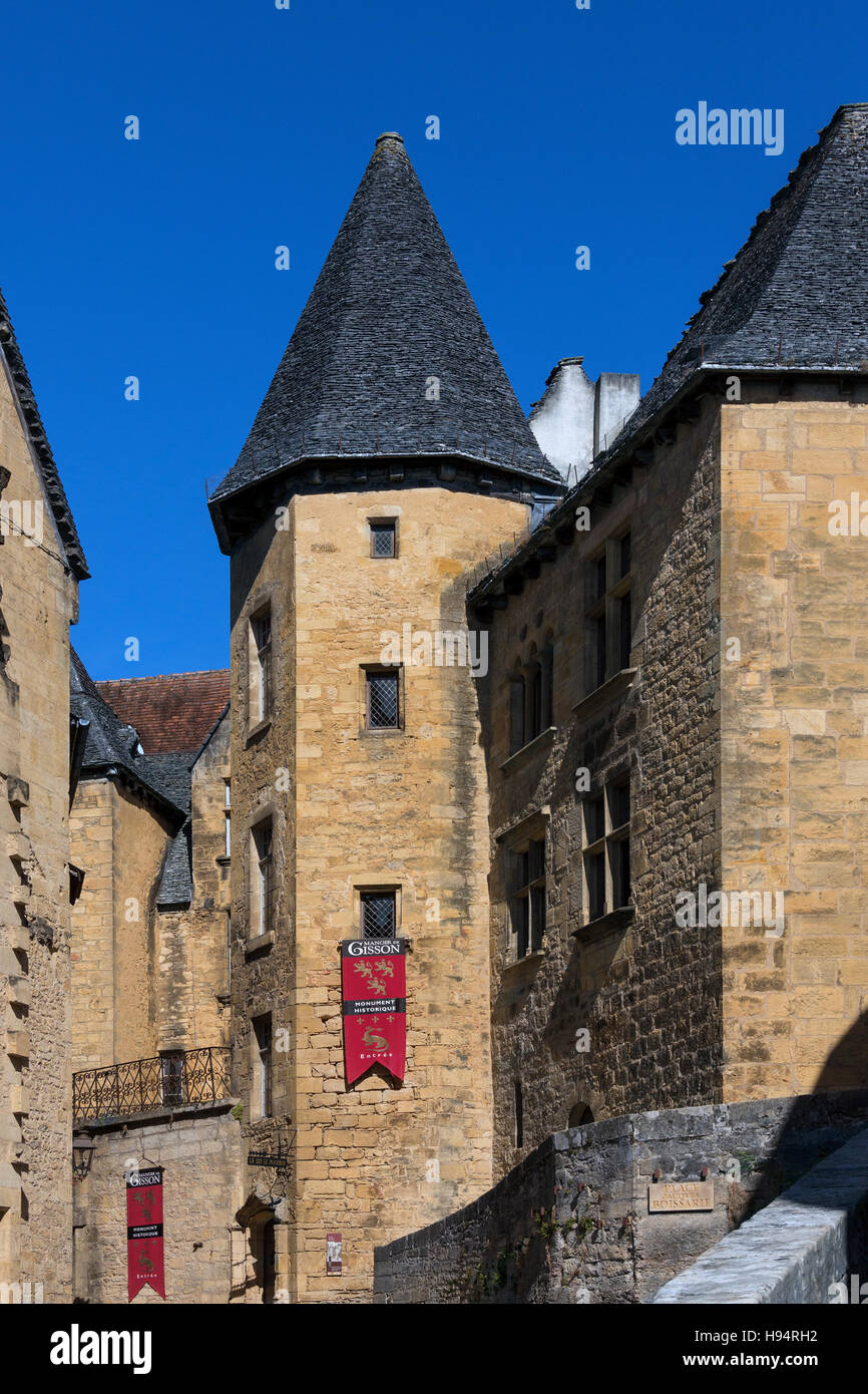 Manoir De Gisson - eines der vielen historischen Gebäude in der Stadt Sarlat (Sarlat-la-Caneda) in der Dordogne, Frankreich Stockfoto
