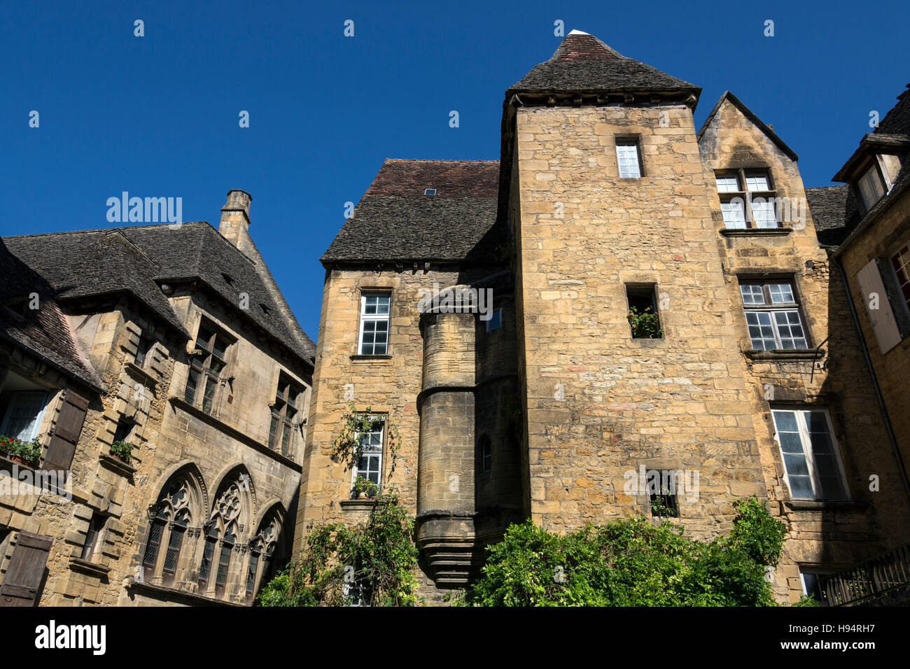 Einige der vielen historischen Gebäude in der Stadt Sarlat (Sarlat-la-Caneda) in der Dordogne in Frankreich Stockfoto