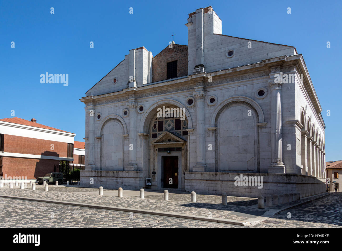 Der Tempio Malatestiano (Malatesta-Tempel) eine unvollendete römisch-katholische Kathedrale in Rimini, Italien. Stockfoto
