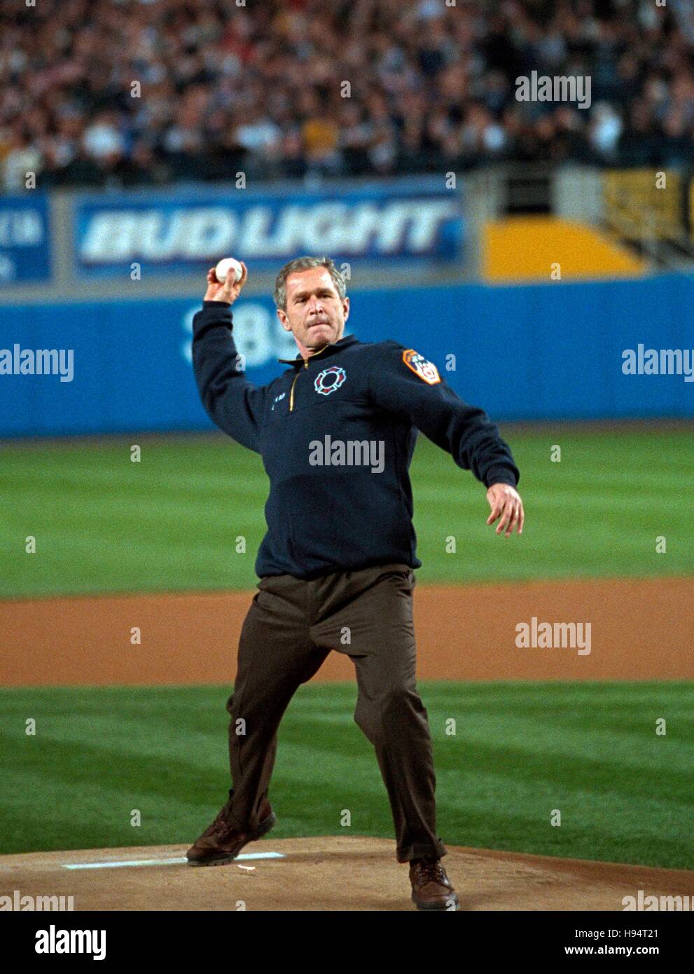 US-Präsident George W. Bush wirft den zeremoniellen ersten Pitch vor drei Spiel der World Series zwischen den Arizona Diamondbacks und die New York Yankees im Yankee Stadium 30. Oktober 2001 in New York City, New York. Stockfoto