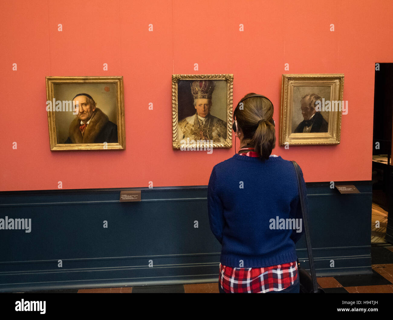 Frau betrachten Gemälde von Friedrich von Amerling, Kaiser Franz i. von Österreich. Stockfoto