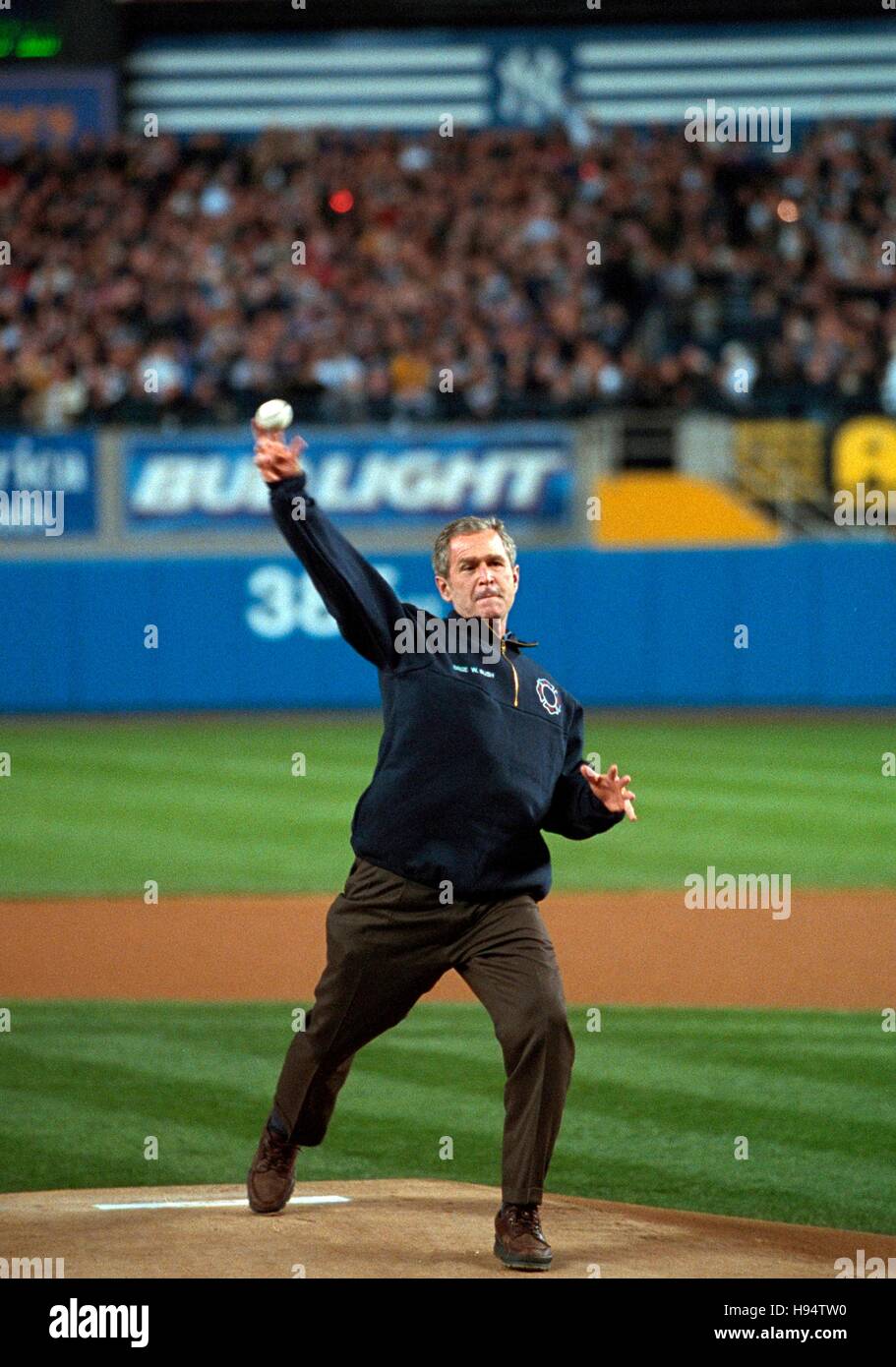 US-Präsident George W. Bush wirft den zeremoniellen ersten Pitch vor drei Spiel der World Series zwischen den Arizona Diamondbacks und die New York Yankees im Yankee Stadium 30. Oktober 2001 in New York City, New York. Stockfoto
