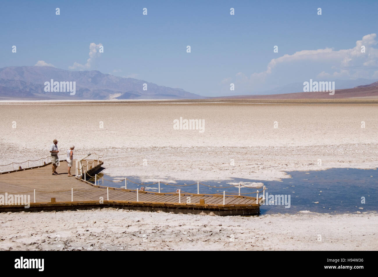 NAHÖSTLICHEN; KALIFORNIEN; DEATH VALLEY; BADWATER BASIN SALINEN & PROMENADE Stockfoto