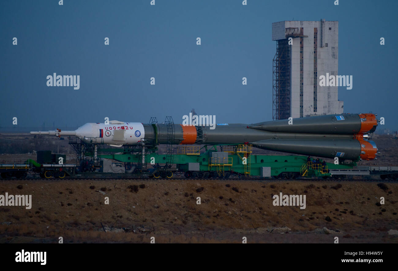 Die russische Sojus-Rakete und Raumschiff Sojus MS-03 sind mit dem Zug zur Startrampe Kosmodrom Baikonur in Vorbereitung auf die NASA internationale Raumstation ISS-Expedition Mission 50-51 14. November 2016 in Baikonur, Kasachstan gerollt. Stockfoto