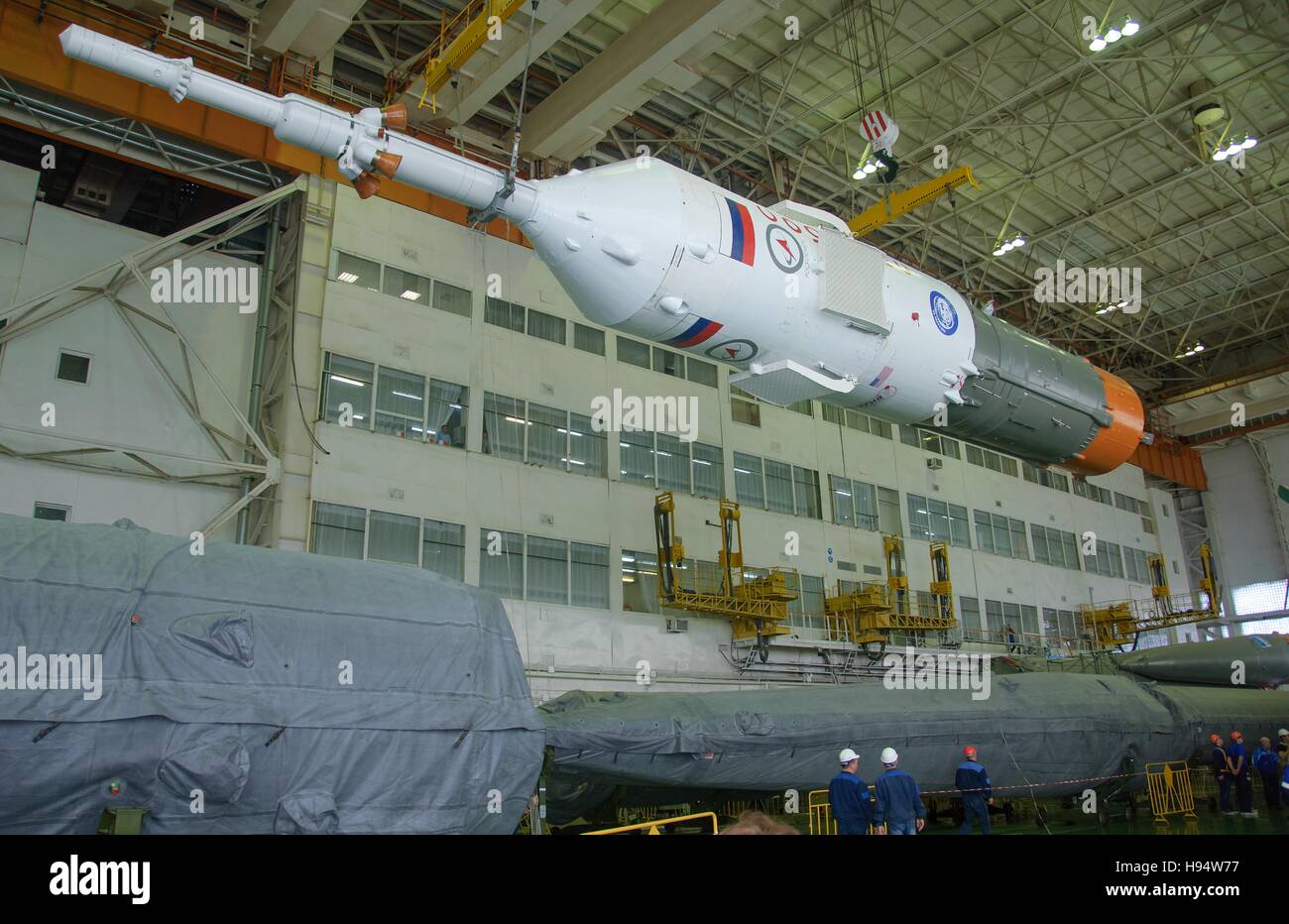 Die russische Sojus-Rakete und Raumschiff Sojus MS-03 werden in Vorbereitung auf die Mission der NASA internationale Raumstation Expedition 50-51 am Weltraumbahnhof Baikonur 13. November 2016 in Baikonur, Kasachstan montiert. Stockfoto