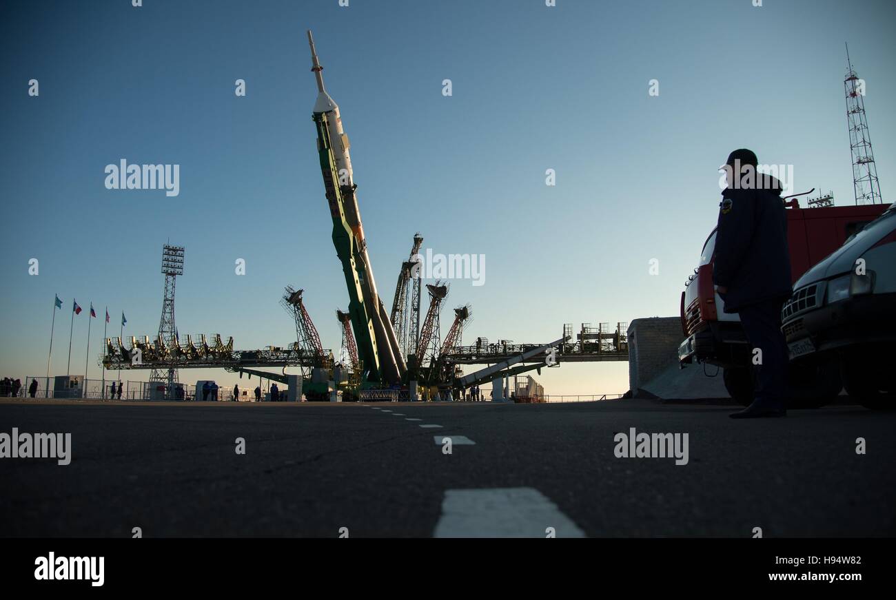 Die russische Sojus-Rakete und Raumschiff Sojus MS-03 sind mit dem Zug zur Startrampe Kosmodrom Baikonur in Vorbereitung auf die NASA internationale Raumstation ISS-Expedition Mission 50-51 14. November 2016 in Baikonur, Kasachstan gerollt. Stockfoto