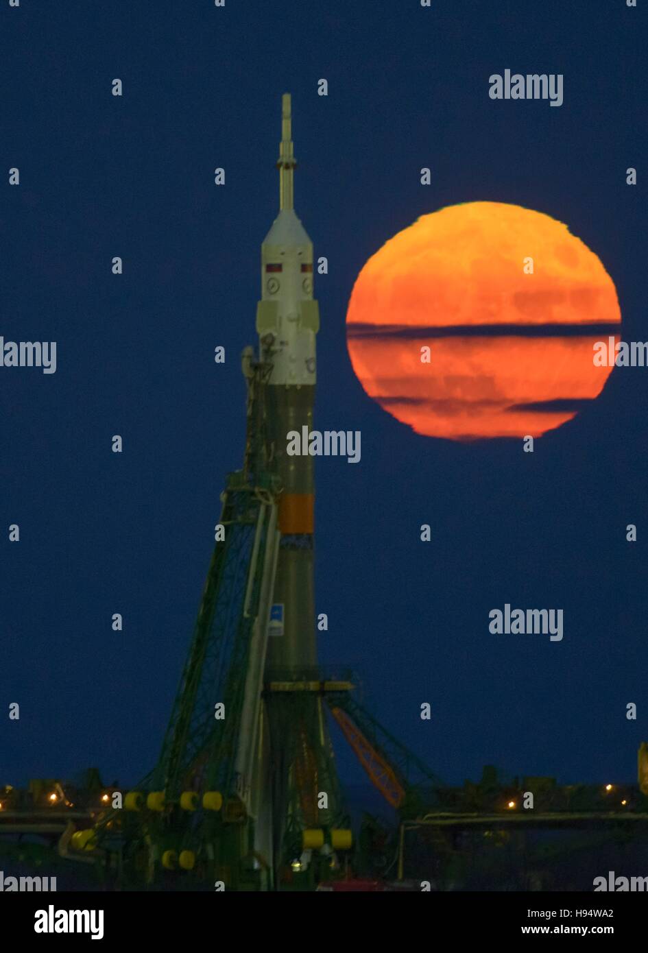 Die orange Supermoon steigt hinter dem russischen Sojus-Rakete und Sojus MS-03-Raumschiff sitzt an der Startrampe Kosmodrom Baikonur in Vorbereitung auf die NASA International Space Station Expedition 50 14. November 2016 in Baikonur, Kasachstan. Stockfoto