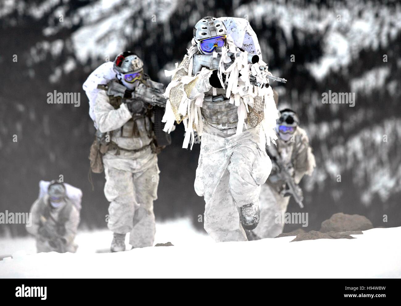 US Navy SEAL Soldaten führen Winter Kriegsführung Techniken im Schnee Tarnung 9. Dezember 2014 in Mammoth Lakes, Kalifornien. Stockfoto