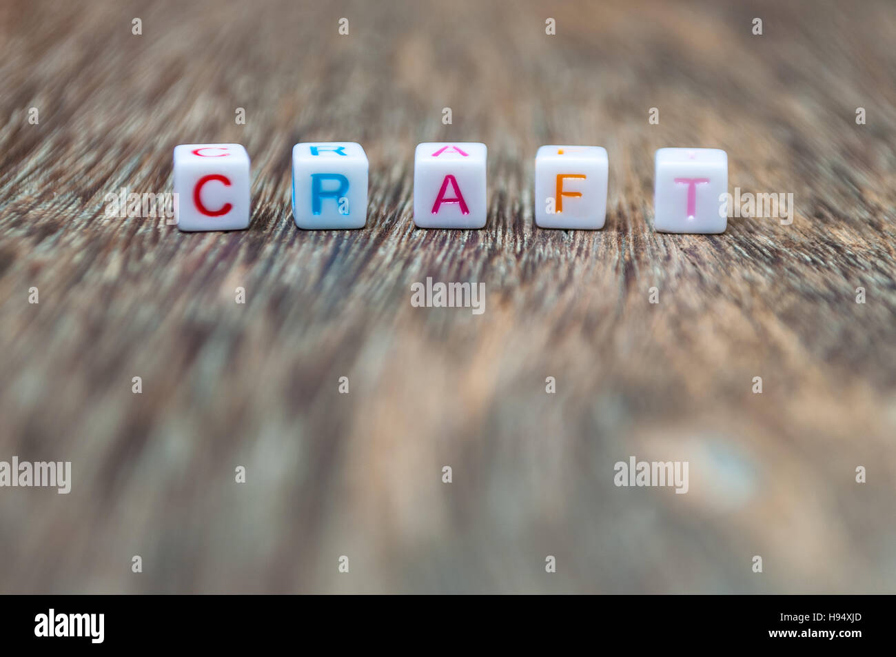 Handwerk-Wort von Charakter-Würfel auf Holz Tischplatte angeordnet. Closeup. engen Schärfentiefe. Stockfoto