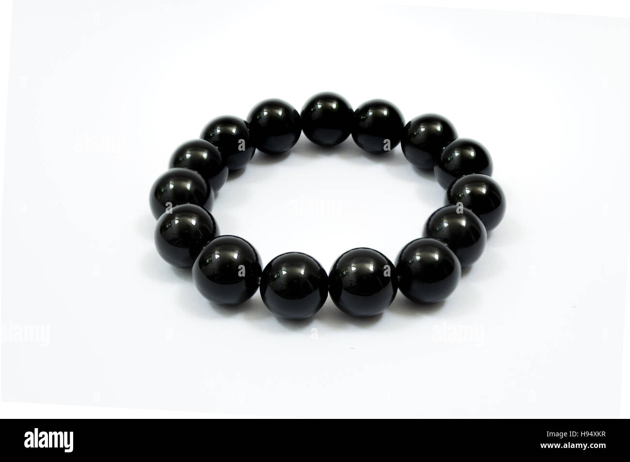 Schwarze Perlen Armband auf weißem Hintergrund. Vereinfachte betende Perlen verwenden für Gebete zu zählen oder Achtsamkeitsmeditation praktizieren. Stockfoto