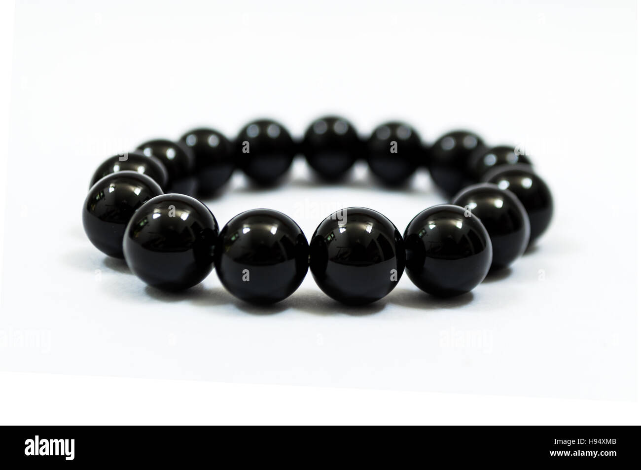 Schwarze Perlen Armband auf weißem Hintergrund. Vereinfachte betende Perlen verwenden für Gebete zu zählen oder Achtsamkeitsmeditation praktizieren. Stockfoto