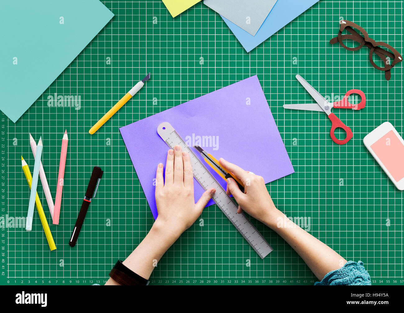 Frau schneiden Papier Briefpapier Workstation Konzept Stockfoto