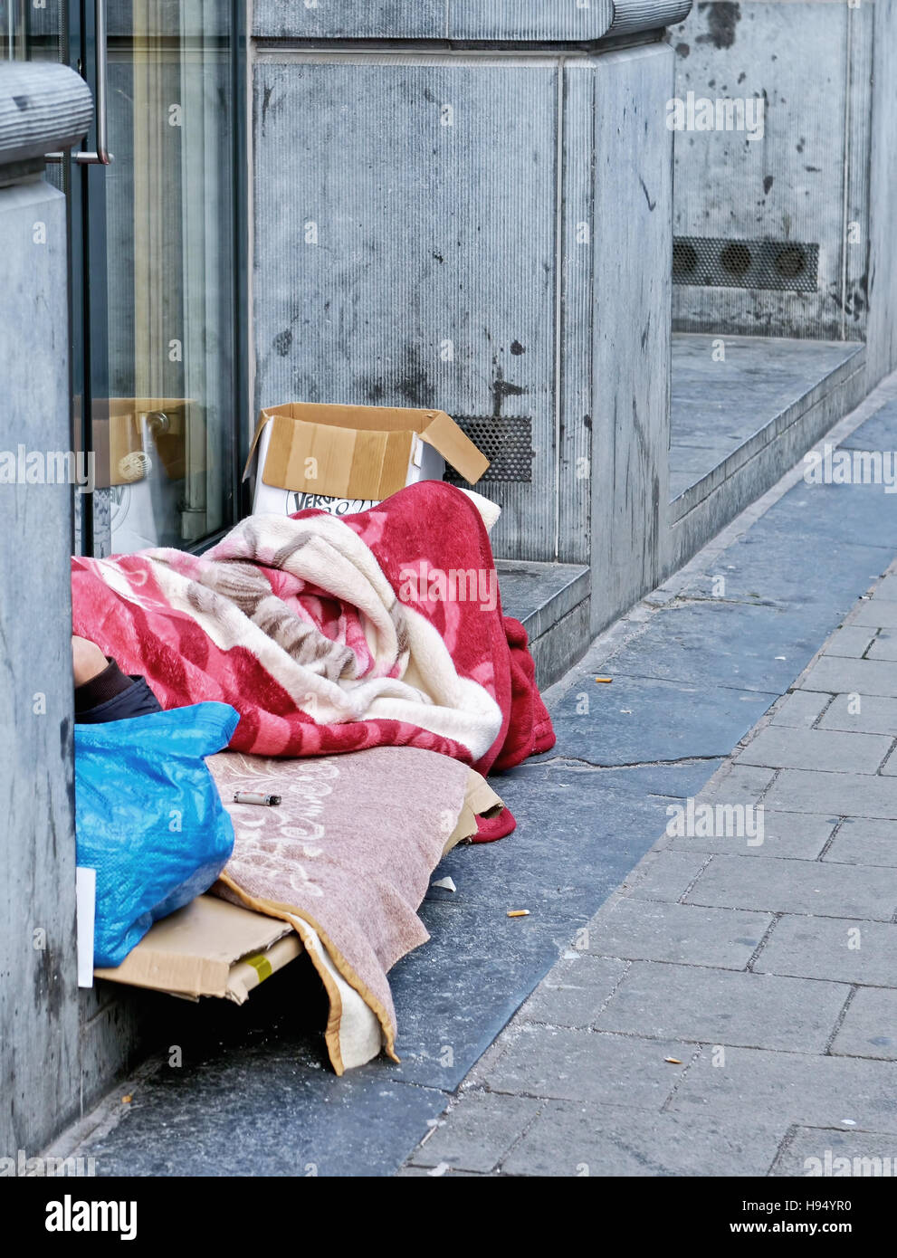 Brüssel, Belgien-Oktober 26, 2014: Obdachloser installiert zum schlafen auf der Straße im Zentrum der Stadt Stockfoto