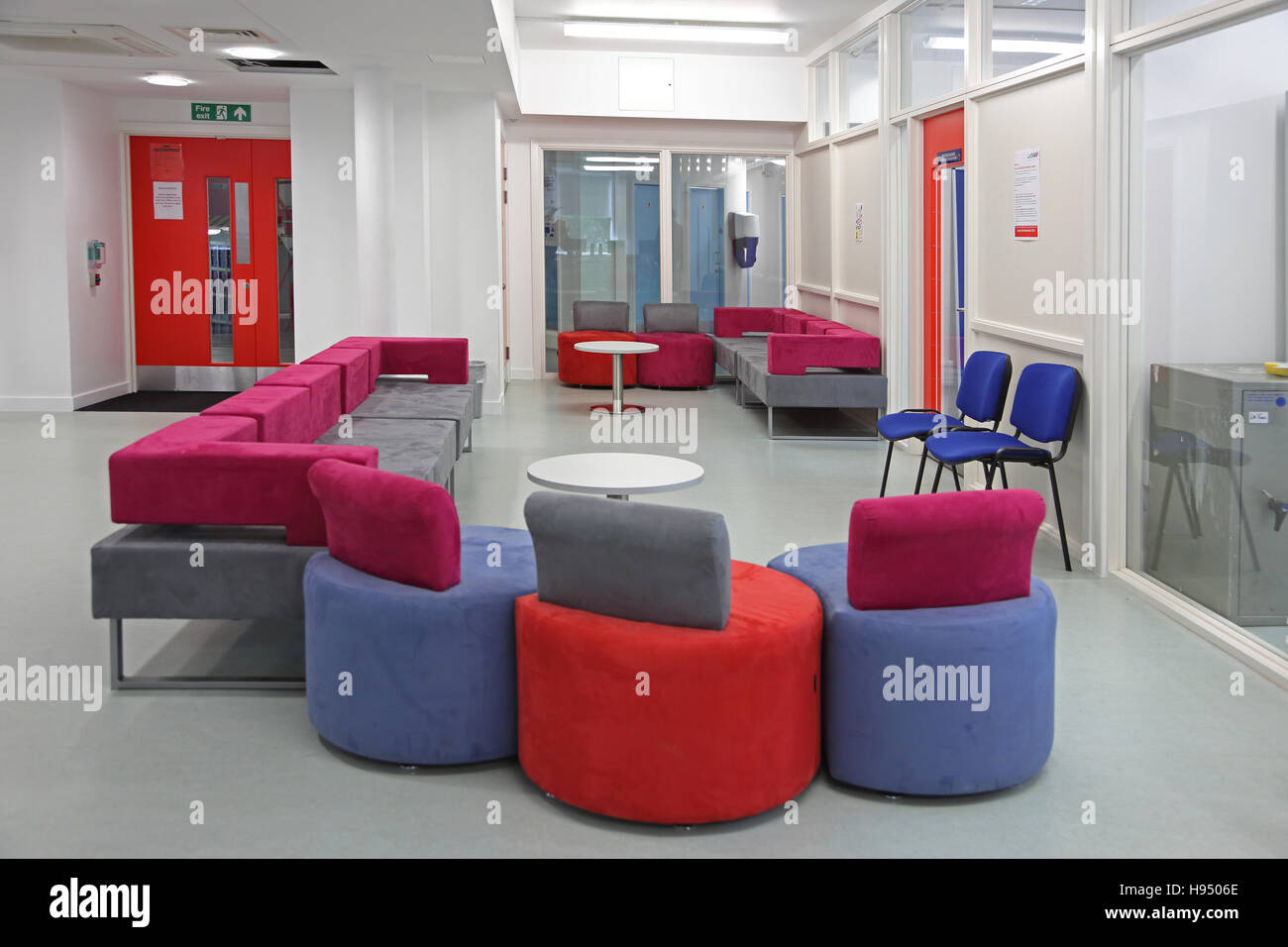 Moderne Polstermöbel in einem sechsten bilden Aufenthaltsraum in einem frisch renovierten London college Stockfoto