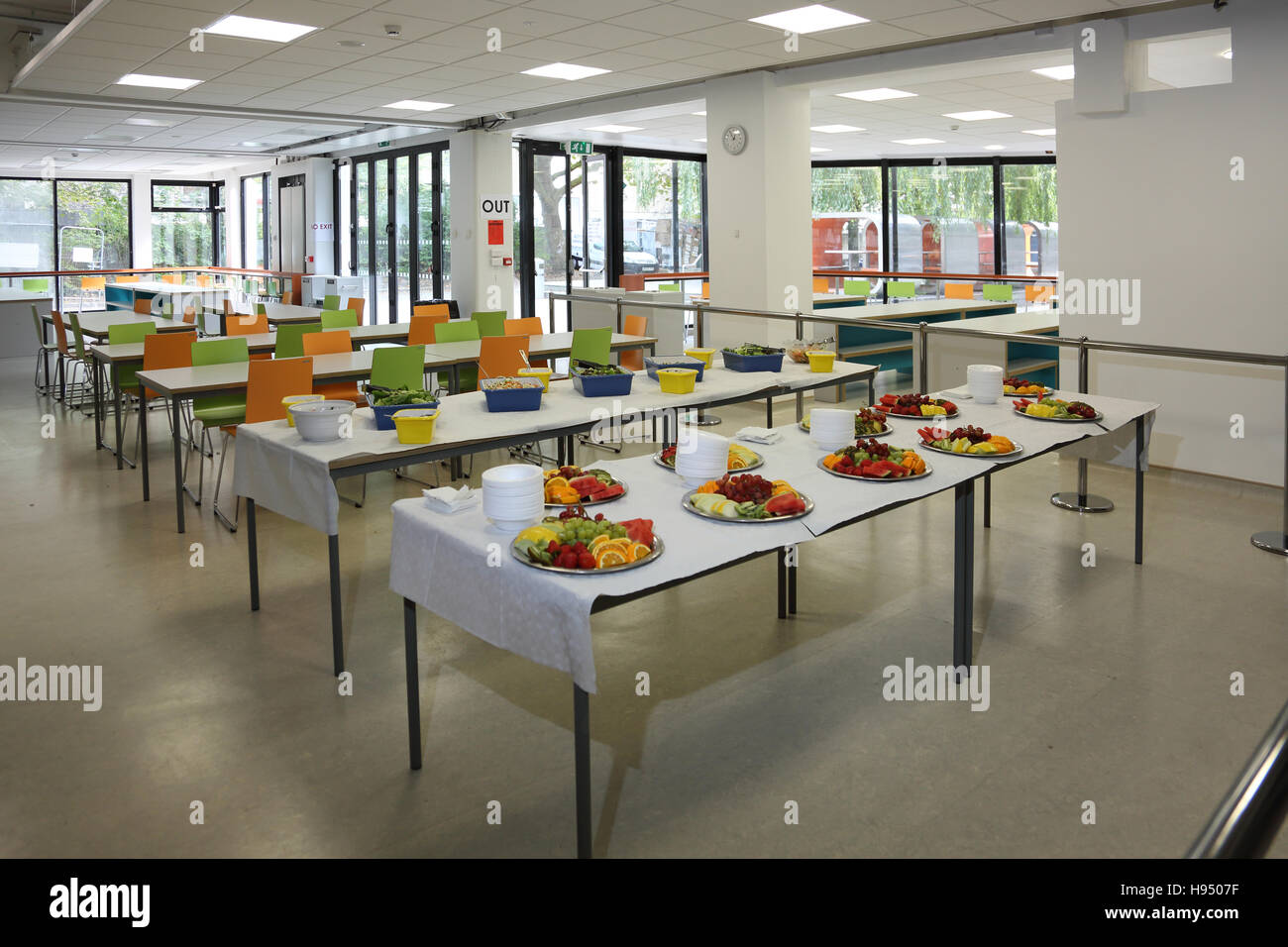 neu renovierte Schule Speisesaal machte sich mit Tabellen von Früchten, Nord London, UK Stockfoto