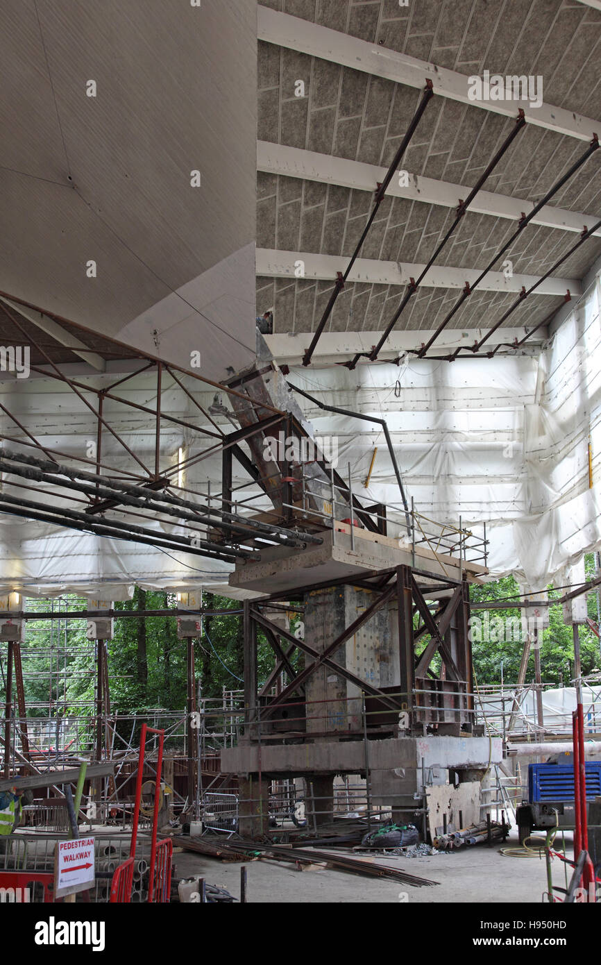 Riesige temporäre Unterstützung im Ort während der Konvertierung des Commonwealth Institutsgebäudes in das neue Design-Museum, Kensington Stockfoto