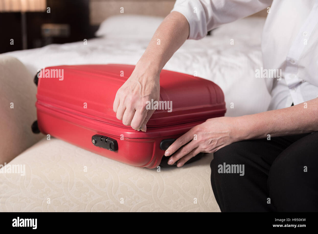 Roten modernen Reisesack lag auf dem sofa Stockfoto
