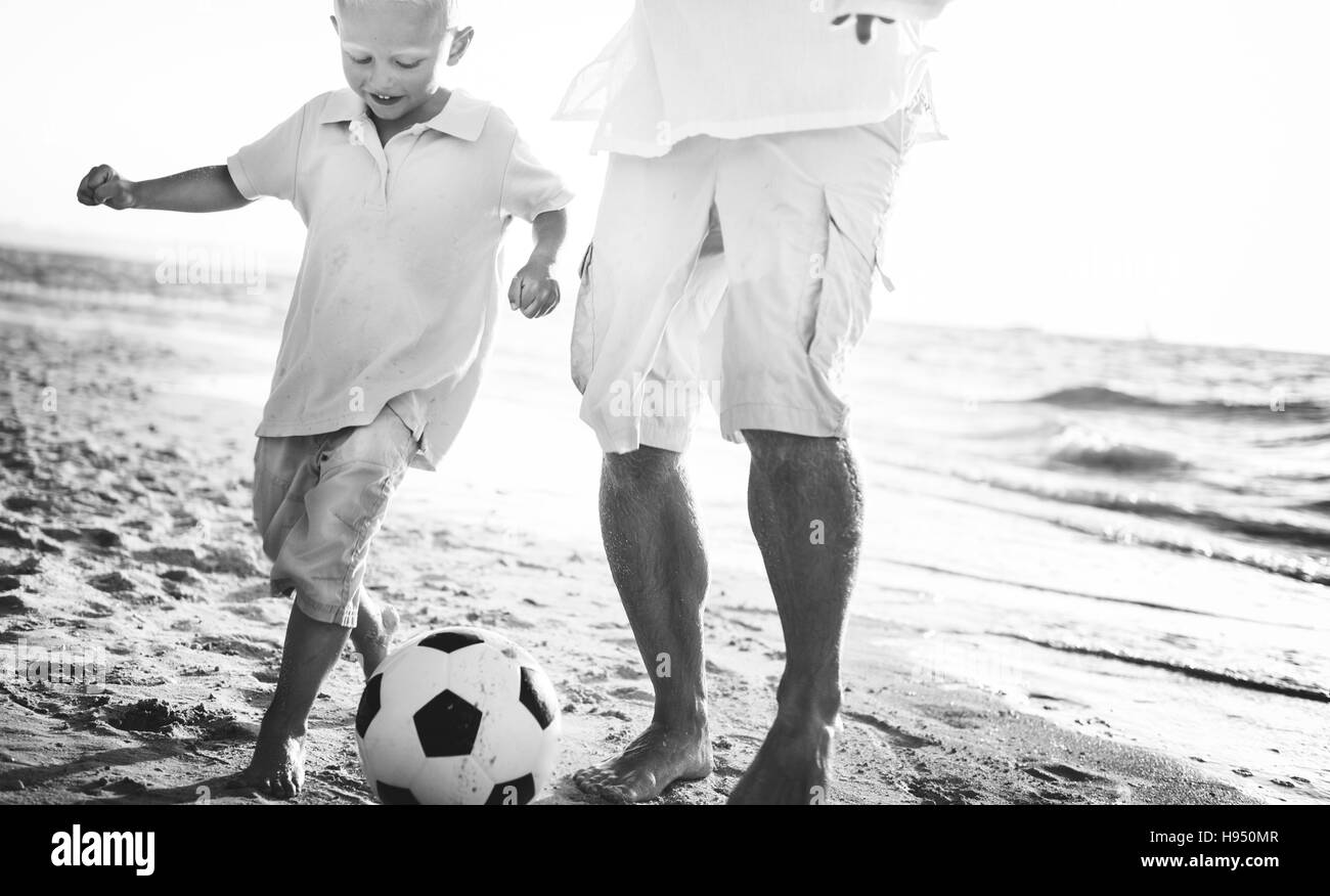 Fußball-Vater-Sohn-Fun-Beach-Konzept Stockfoto