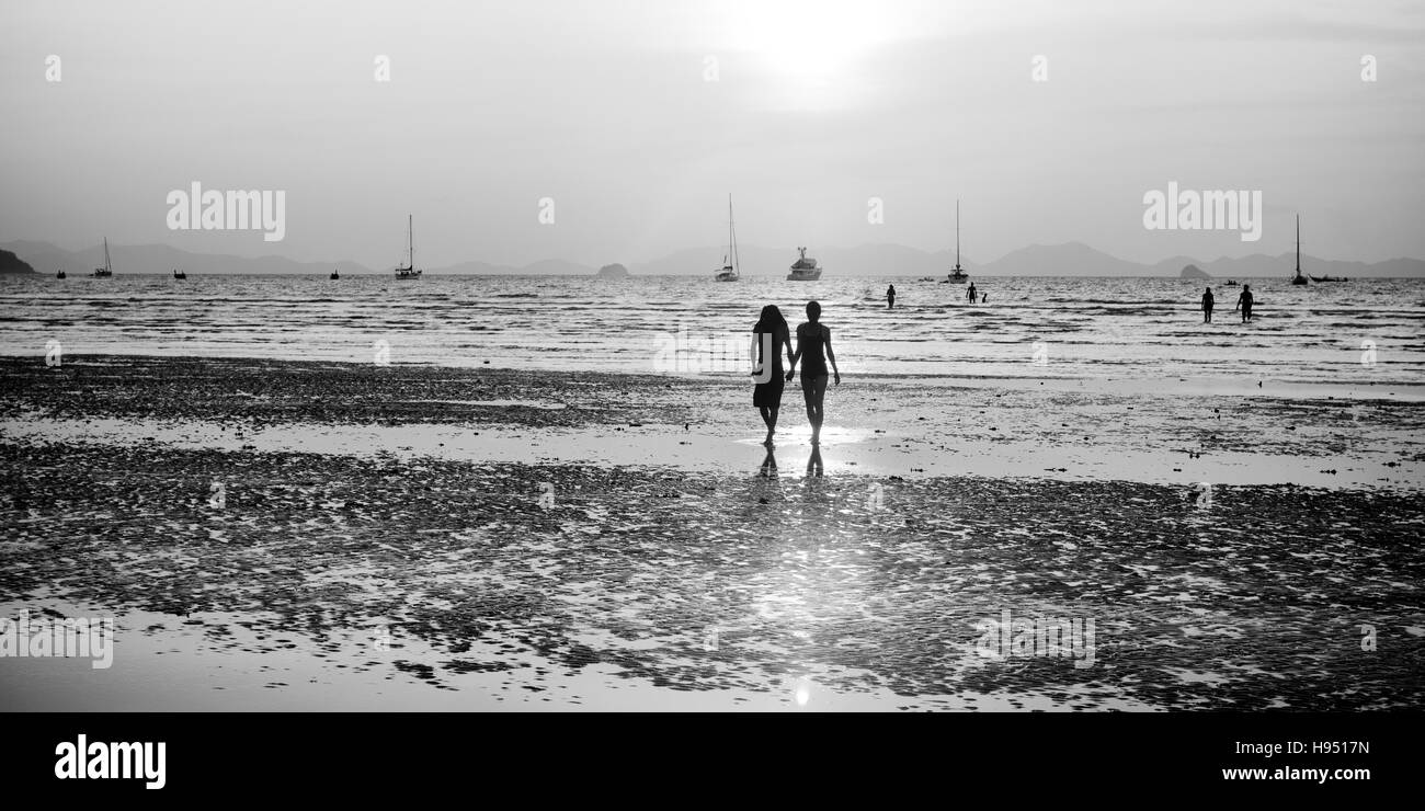 Silhouette eines Paares zu Fuß durch die Strand-Konzept Stockfoto